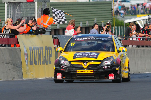Dave Newsham takes the chequered flag in his Team ES Racing.com Vauxhall Vectra