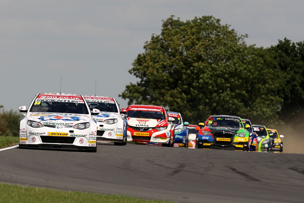 Tordoff leading Plato, Shedden and the rest of the field