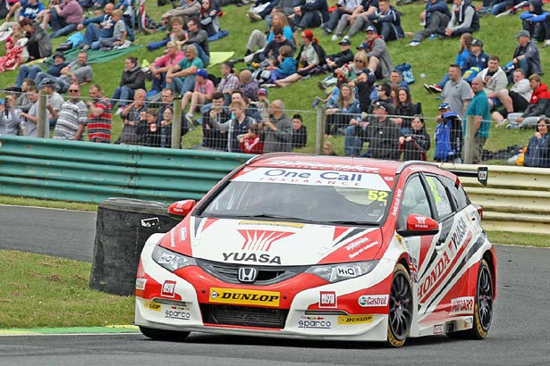 Gordon Shedden on his way to 2nd place