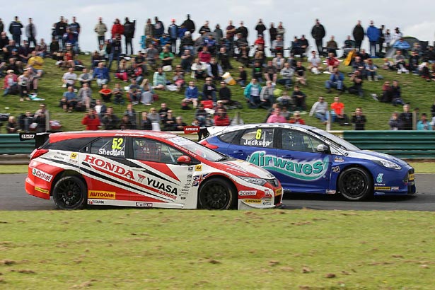 Gordon Shedden chasing Mat Jackson for 3rd place