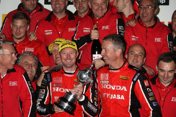 Gordon Shedden celebrates with his Honda Yuasa Racing team