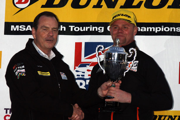 Warren Scott with the HiQ Teams Championship Trophy