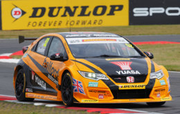 Gordon Shedden on his way to pole position in his Honda Civic Type R