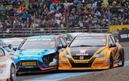 Matt Neal fights his way through the field