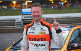 Gordon Shedden triumphed in the rain to take pole position for the first race tomorrow
