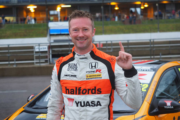 Gordon Shedden triumphed in the rain to take pole position for the first race tomorrow