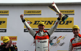 Gordon Shedden took his first victory of the season at Brands Hatch
